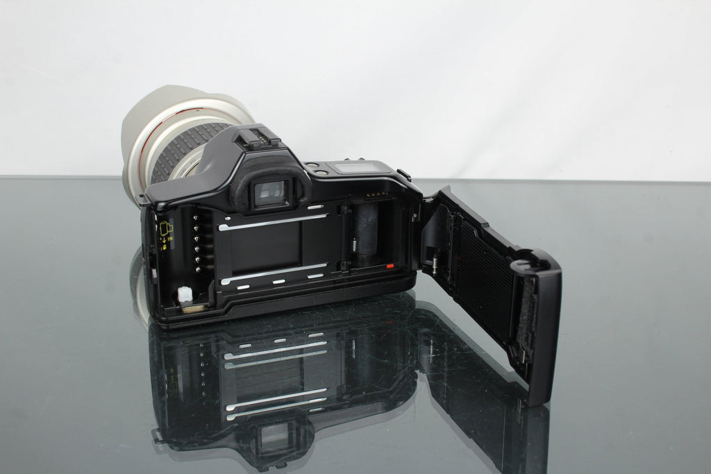 Minolta Dynax 3000I + VoigtLänder 28 - 210mm 1:4,2 - 6,5 lens - Dutch|Thrift