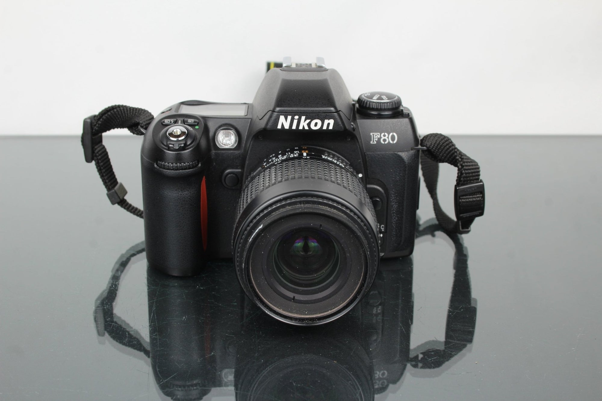 Nikon F80 + 35 - 80mm 1:4 - 5.6 Nikon lens - Dutch|Thrift