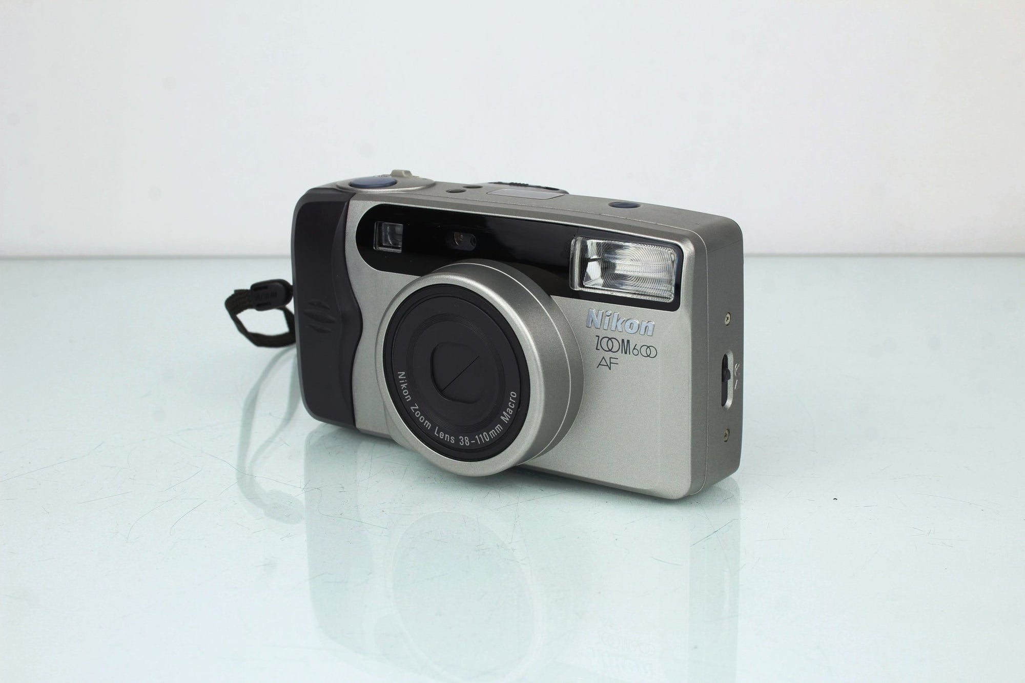 Nikon Zoom600 AF - Dutch|Thrift
