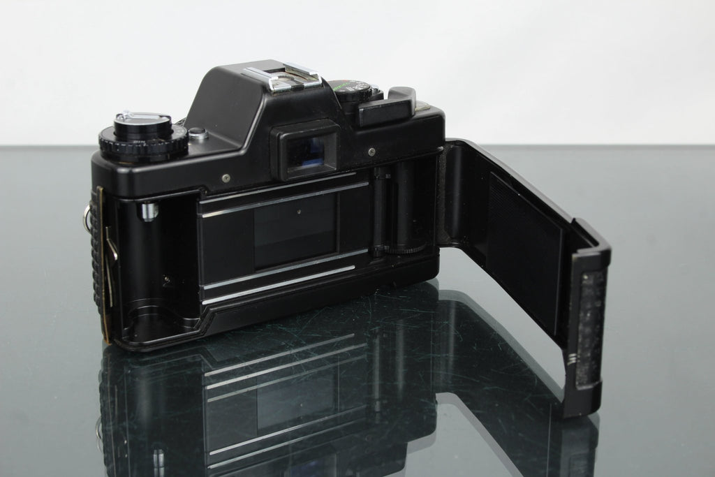 Praktica B 200 + Prakticar 50mm 1:2.4 lens - Dutch|Thrift